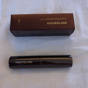 Hourglass retractable foundation brush